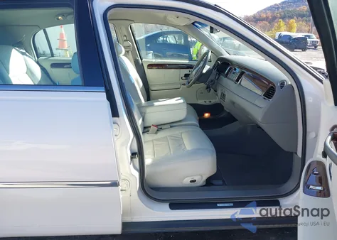 1998 Lincoln Town Car Signature from USA, damaged, VIN 1LNFM82W5WY644310